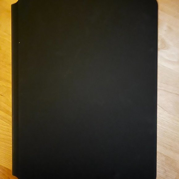 GOOD AS NEW --iPad Air (5th generation) -- STILL UNDER WARRANTY - Picture 5 of 5